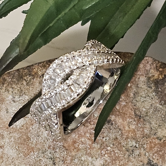 Modern Cubic Zirconia Criss Cross Statement Ring. - Picture 5 of 6